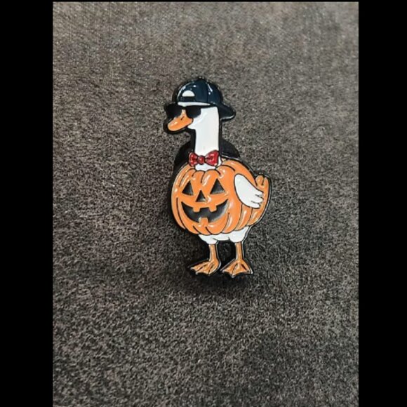Goose Halloween Pin - Picture 1 of 2